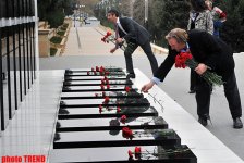 Jerar Depardye Bakıda Heydər Əliyevin və şəhidlərin xatirəsini yad edib (FOTO)