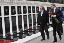 Jerar Depardye Bakıda Heydər Əliyevin və şəhidlərin xatirəsini yad edib (FOTO)