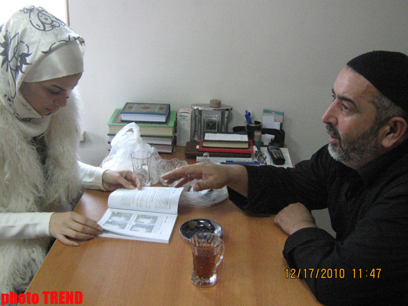 Məşhur gürcü-osetin müğənnisi Bakıda islamı qəbul edib (FOTO)
