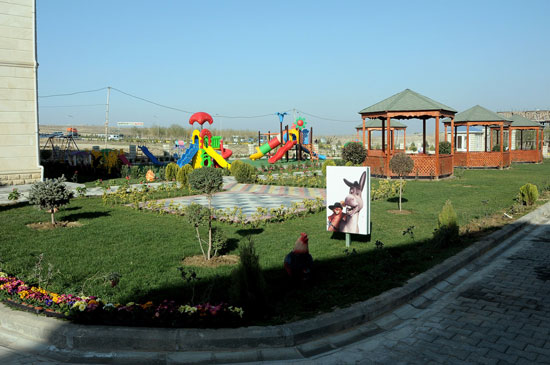 Azərbaycanın birinci xanımı, Heydər Əliyev Fondunun prezidenti Mehriban Əliyeva Abşeron rayonunun Masazır qəsəbəsində yeni məktəblə tanış olub, uşaq bağçasının açılışında iştirak edib (FOTO)