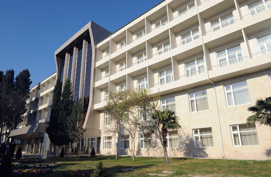 Azərbaycan Prezidenti Elmi Cərrahiyyə Mərkəzinin binasında aparılan yenidənqurma işləri ilə tanış olub (FOTO) (ƏLAVƏ OLUNUB)