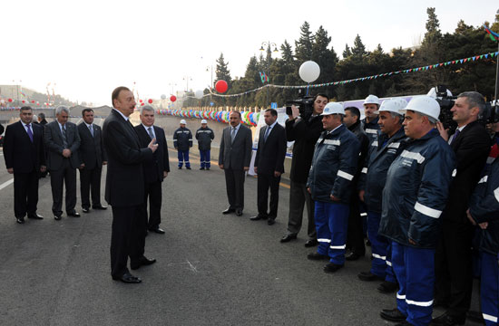 Prezident İlham Əliyev paytaxtda yeni inşa olunan bir sıra yol-nəqliyyat kompleksi obyektlərinin açılışında iştirak etmişdir (FOTO)