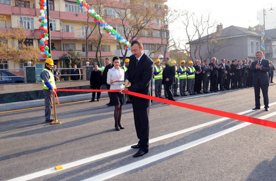 Prezident İlham Əliyev paytaxtda yeni inşa olunan bir sıra yol-nəqliyyat kompleksi obyektlərinin açılışında iştirak etmişdir (FOTO)