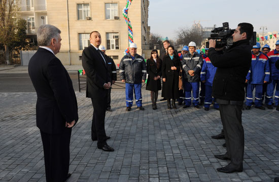 Prezident İlham Əliyev paytaxtda yeni inşa olunan bir sıra yol-nəqliyyat kompleksi obyektlərinin açılışında iştirak etmişdir (FOTO)
