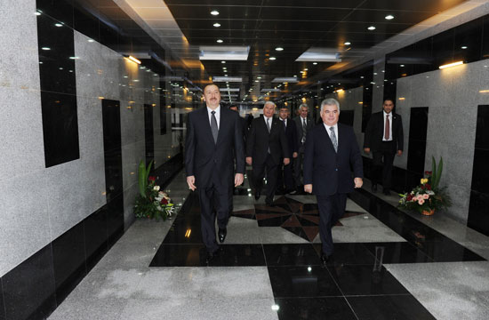 Prezident İlham Əliyev paytaxtda yeni inşa olunan bir sıra yol-nəqliyyat kompleksi obyektlərinin açılışında iştirak etmişdir (FOTO)
