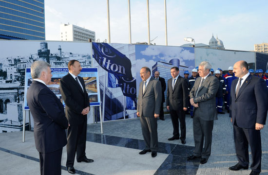 Prezident İlham Əliyev paytaxtda yeni inşa olunan bir sıra yol-nəqliyyat kompleksi obyektlərinin açılışında iştirak etmişdir (FOTO)