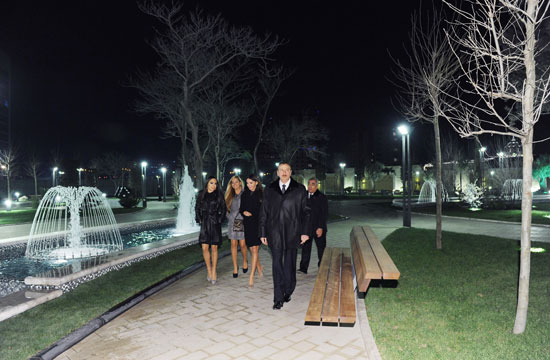 Prezident İlham Əliyev Bakı Ticarət Limanının yaxınlığında yeni parkın açılışında iştirak etmişdir (FOTO)