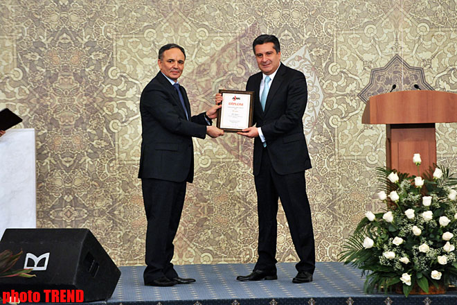 Azərbaycan Prezidentinə "Jurnalistlərin dostu" mükafatı təqdim olunub (FOTO)