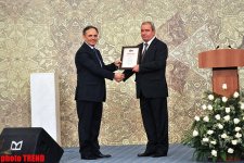 Azərbaycan Prezidentinə "Jurnalistlərin dostu" mükafatı təqdim olunub (FOTO)