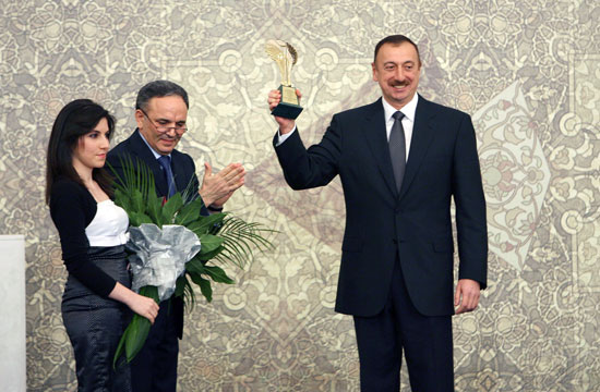 Azərbaycan Prezidentinə "Jurnalistlərin dostu" mükafatı təqdim olunub (FOTO)