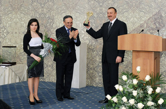 Azərbaycan Prezidentinə "Jurnalistlərin dostu" mükafatı təqdim olunub (FOTO)