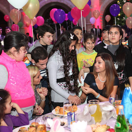 Heydər Əliyev Fondunun prezidenti Mehriban Əliyeva uşaqlar üçün bayram şənliyində iştirak edib (FOTO)