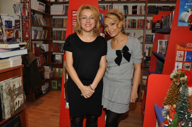 Azərbaycan müğənnisi kitab satışı ilə məşğul olacaq (FOTO)