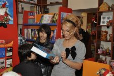 Azərbaycan müğənnisi kitab satışı ilə məşğul olacaq (FOTO)
