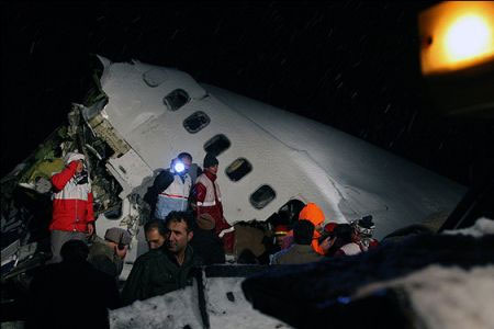 Pakistanda 127 sərnişini olan "Boeing" təyyarəsi qəzaya uğrayıb