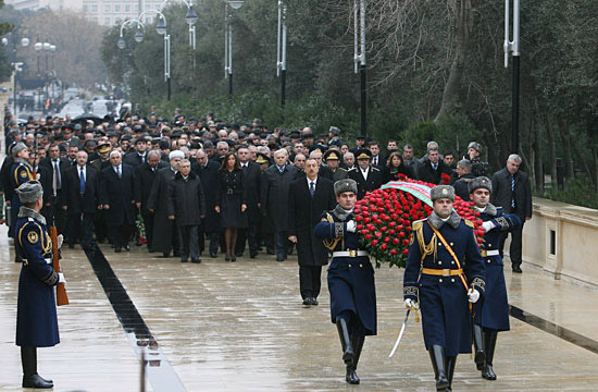 Azərbaycan Prezidenti Şəhidlər xiyabanına gələrək 20 Yanvar faciəsində həlak olanların əziz xatirəsini yad edib (ƏLAVƏ OLUNUB) (FOTO)