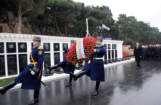 Azərbaycan Prezidenti Şəhidlər xiyabanına gələrək 20 Yanvar faciəsində həlak olanların əziz xatirəsini yad edib (ƏLAVƏ OLUNUB) (FOTO)