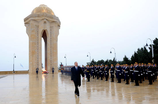 Azərbaycan Prezidenti Şəhidlər xiyabanına gələrək 20 Yanvar faciəsində həlak olanların əziz xatirəsini yad edib (ƏLAVƏ OLUNUB) (FOTO)