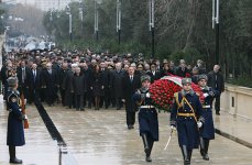 Azərbaycan Prezidenti Şəhidlər xiyabanına gələrək 20 Yanvar faciəsində həlak olanların əziz xatirəsini yad edib (ƏLAVƏ OLUNUB) (FOTO)