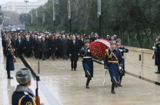 Azərbaycan Prezidenti Şəhidlər xiyabanına gələrək 20 Yanvar faciəsində həlak olanların əziz xatirəsini yad edib (ƏLAVƏ OLUNUB) (FOTO)