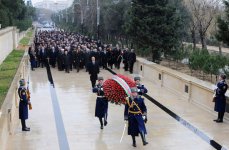 Azərbaycan Prezidenti Şəhidlər xiyabanına gələrək 20 Yanvar faciəsində həlak olanların əziz xatirəsini yad edib (ƏLAVƏ OLUNUB) (FOTO)