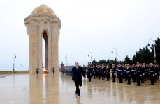 Azərbaycan Prezidenti Şəhidlər xiyabanına gələrək 20 Yanvar faciəsində həlak olanların əziz xatirəsini yad edib (ƏLAVƏ OLUNUB) (FOTO)