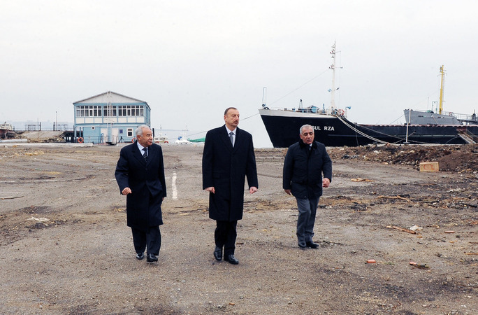 Azərbaycan Prezidenti gəmi təmiri zavodunun ərazisində həyata keçirilən yenidənqurma işlərinin gedişi ilə tanış olub (FOTO)