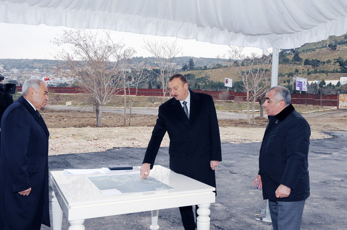 Azərbaycan Prezidenti gəmi təmiri zavodunun ərazisində həyata keçirilən yenidənqurma işlərinin gedişi ilə tanış olub (FOTO)