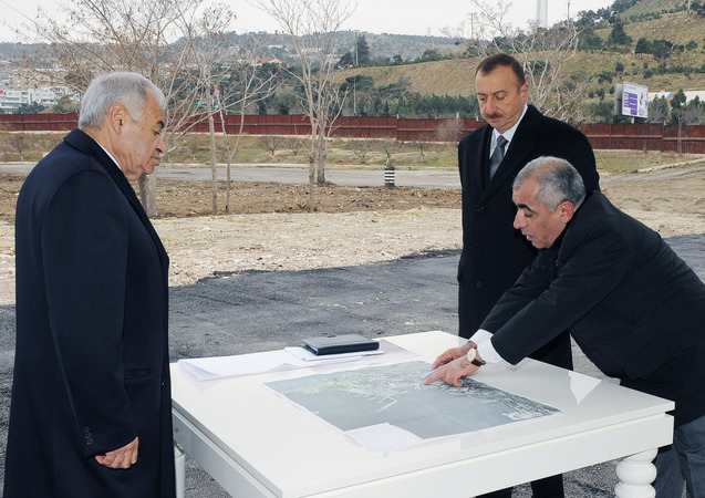 Azərbaycan Prezidenti gəmi təmiri zavodunun ərazisində həyata keçirilən yenidənqurma işlərinin gedişi ilə tanış olub (FOTO)