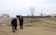 Azərbaycan Prezidenti gəmi təmiri zavodunun ərazisində həyata keçirilən yenidənqurma işlərinin gedişi ilə tanış olub (FOTO)