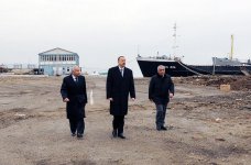 Azərbaycan Prezidenti gəmi təmiri zavodunun ərazisində həyata keçirilən yenidənqurma işlərinin gedişi ilə tanış olub (FOTO)