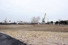 Azərbaycan Prezidenti gəmi təmiri zavodunun ərazisində həyata keçirilən yenidənqurma işlərinin gedişi ilə tanış olub (FOTO)