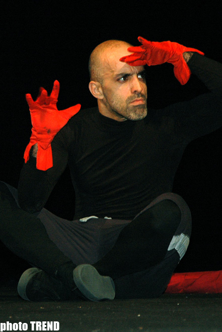 "Simsar" teatr studiyasının bədii rəhbəri Polşadan qayıtdı