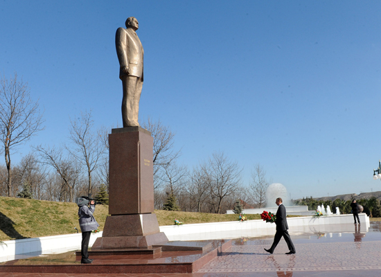 Prezident İlham Əliyev Tovuzda ümummilli lider Heydər Əliyevin abidəsini ziyarət edib (FOTO)
