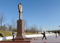 Prezident İlham Əliyev Tovuzda ümummilli lider Heydər Əliyevin abidəsini ziyarət edib (FOTO)