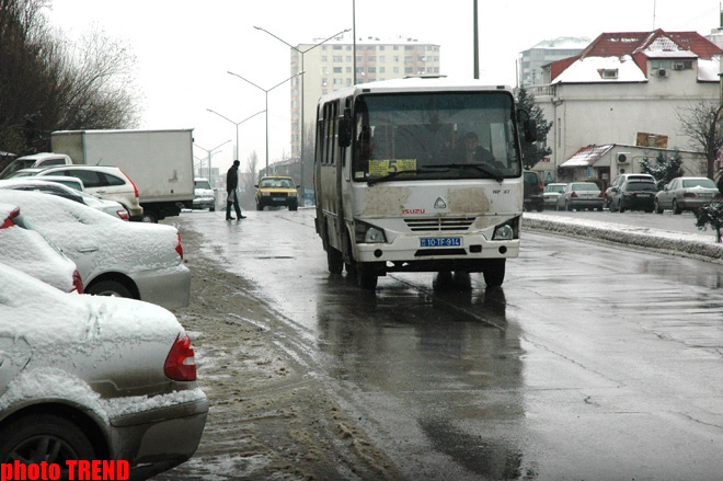 Anomal hava şəraitinə görə Bakıda 1500-ə yaxın sərnişin avtobusu xəttə çıxa bilməyib