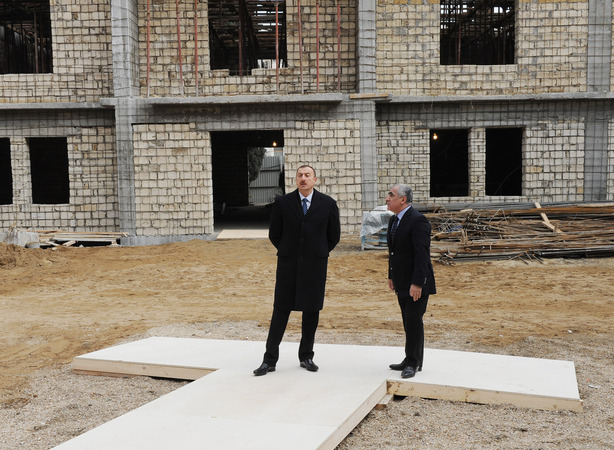 İlham Əliyev Bakının Səbail rayonundakı 6 nömrəli məktəbin yeni binasında tikinti işləri ilə tanış olub (FOTO)