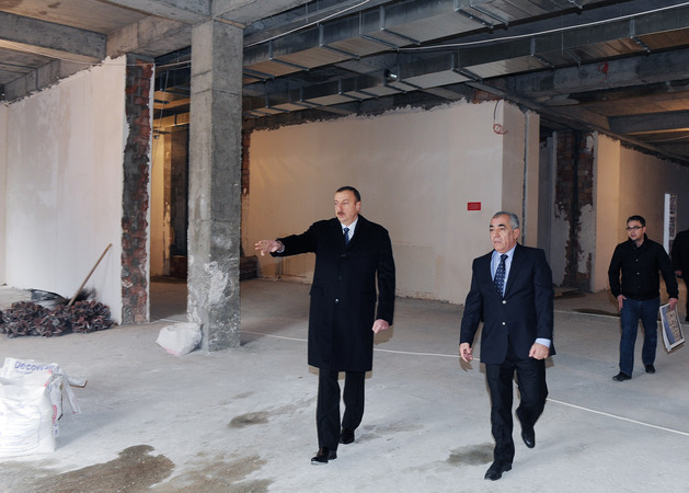 İlham Əliyev Bakının Səbail rayonundakı 6 nömrəli məktəbin yeni binasında tikinti işləri ilə tanış olub (FOTO)