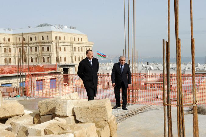 İlham Əliyev Bakının Səbail rayonundakı 6 nömrəli məktəbin yeni binasında tikinti işləri ilə tanış olub (FOTO)