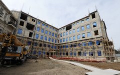 İlham Əliyev Bakının Səbail rayonundakı 6 nömrəli məktəbin yeni binasında tikinti işləri ilə tanış olub (FOTO)
