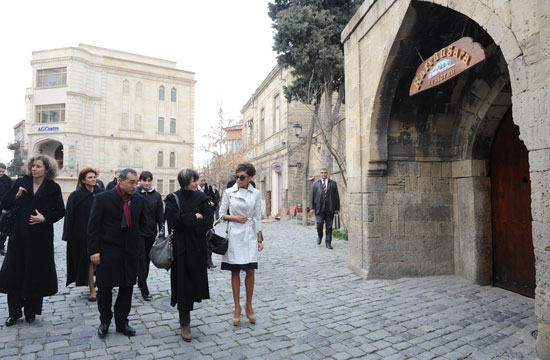 Azərbaycanın birinci xanımı və İsveçrə Prezidenti İçərişəhərdə olublar (FOTO)