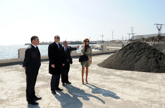 Azərbaycan Prezidenti İlham Əliyev və xanımı Mehriban Əliyeva Dövlət Bayrağı Meydanının ətrafında həyata keçirilən abadlıq və quruculuq işləri ilə tanış olub (FOTO)