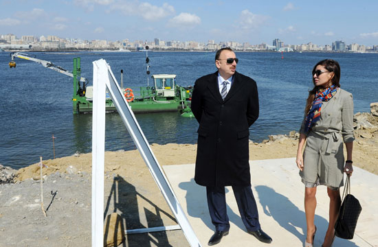Azərbaycan Prezidenti İlham Əliyev və xanımı Mehriban Əliyeva Dövlət Bayrağı Meydanının ətrafında həyata keçirilən abadlıq və quruculuq işləri ilə tanış olub (FOTO)