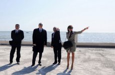 Azərbaycan Prezidenti İlham Əliyev və xanımı Mehriban Əliyeva Dövlət Bayrağı Meydanının ətrafında həyata keçirilən abadlıq və quruculuq işləri ilə tanış olub (FOTO)