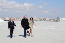 Azərbaycan Prezidenti İlham Əliyev və xanımı Mehriban Əliyeva Dövlət Bayrağı Meydanının ətrafında həyata keçirilən abadlıq və quruculuq işləri ilə tanış olub (FOTO)