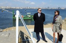 Azərbaycan Prezidenti İlham Əliyev və xanımı Mehriban Əliyeva Dövlət Bayrağı Meydanının ətrafında həyata keçirilən abadlıq və quruculuq işləri ilə tanış olub (FOTO)