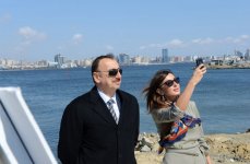 Azərbaycan Prezidenti İlham Əliyev və xanımı Mehriban Əliyeva Dövlət Bayrağı Meydanının ətrafında həyata keçirilən abadlıq və quruculuq işləri ilə tanış olub (FOTO)