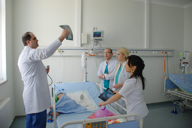 Azərbaycanda ilk dəfə azyaşlı uşaq üzərində açıq ürək əməliyyatı həyata keçirilib (FOTO)