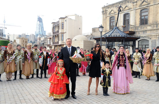 Azərbaycan Prezidenti İlham Əliyev və xanımı Mehriban Əliyeva Novruz bayramı münasibətilə keçirilən ümumxalq şənliyində iştirak ediblər (FOTO)