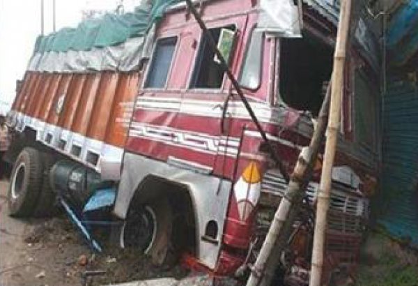 Ələtdə mikroavtobusla yük maşını toqquşub, ölən və yaralanan var